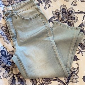 Nwot size 5 skinny Judy blue capri